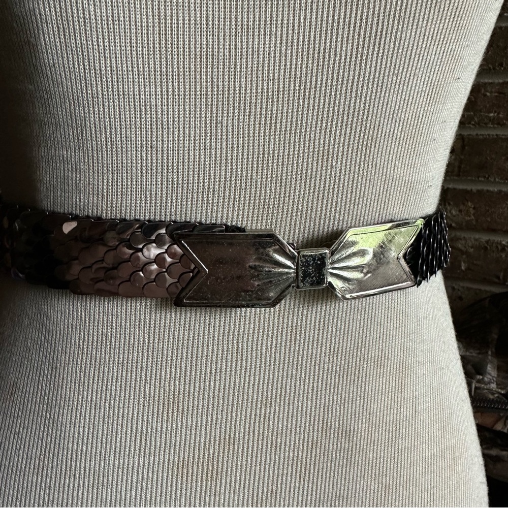 VTG 80s Retro Women’s Bow Tie Fish Scale Stretch Waist Silver Belt